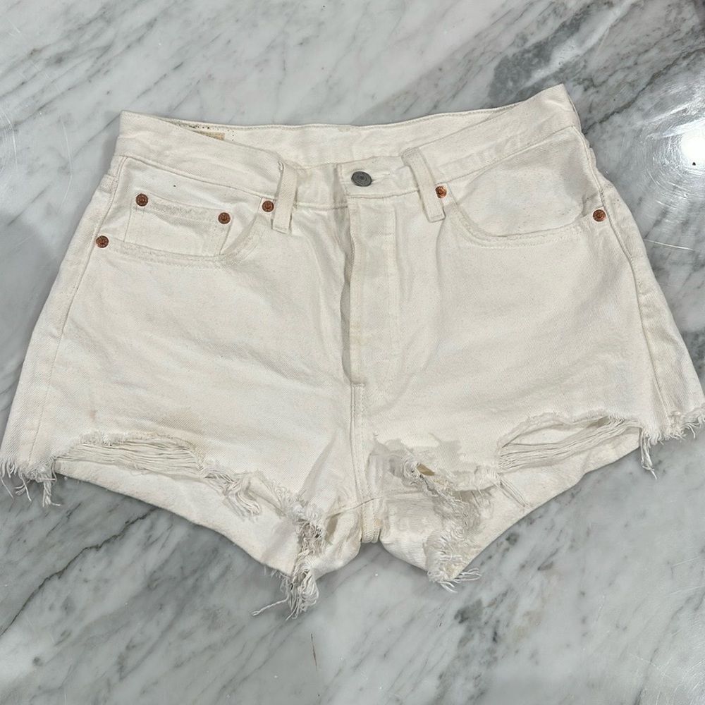 Levi 501s cutoffs size 29